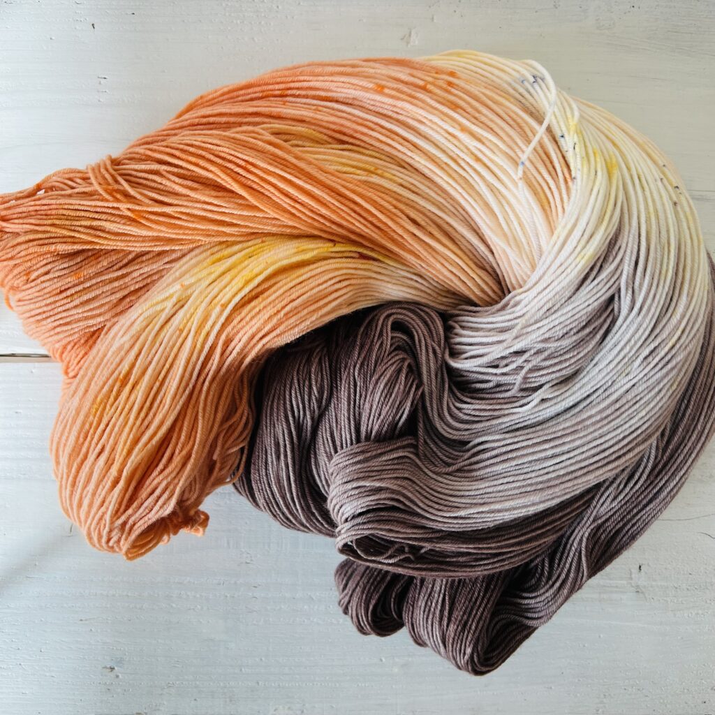 ココアブラウンやイエローオレンジグラデーションの手染め毛糸のカセをほどいた色の入り方