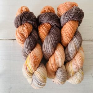 チョコオレンジの手染め毛糸のカセ全体