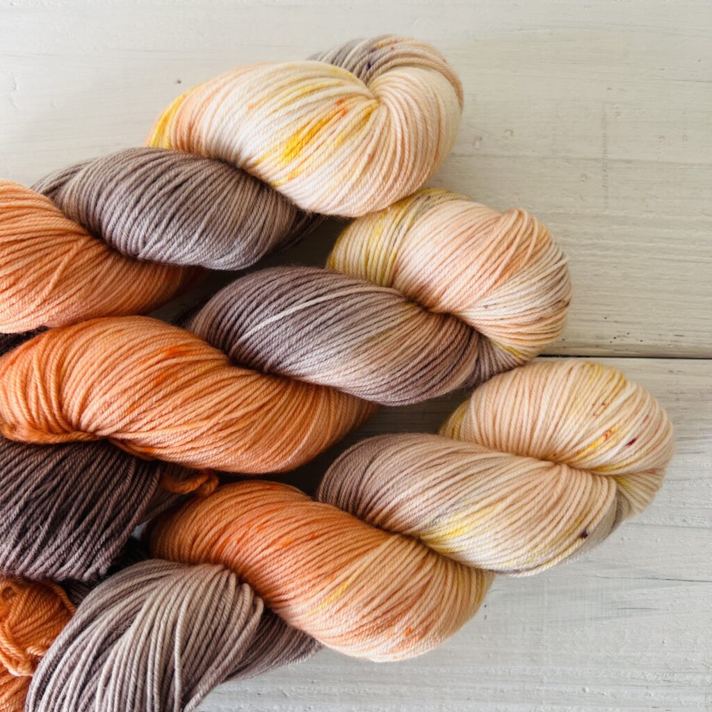 オレンジチョコ手染め毛糸のスペックルやグラデーションが見えるアップ