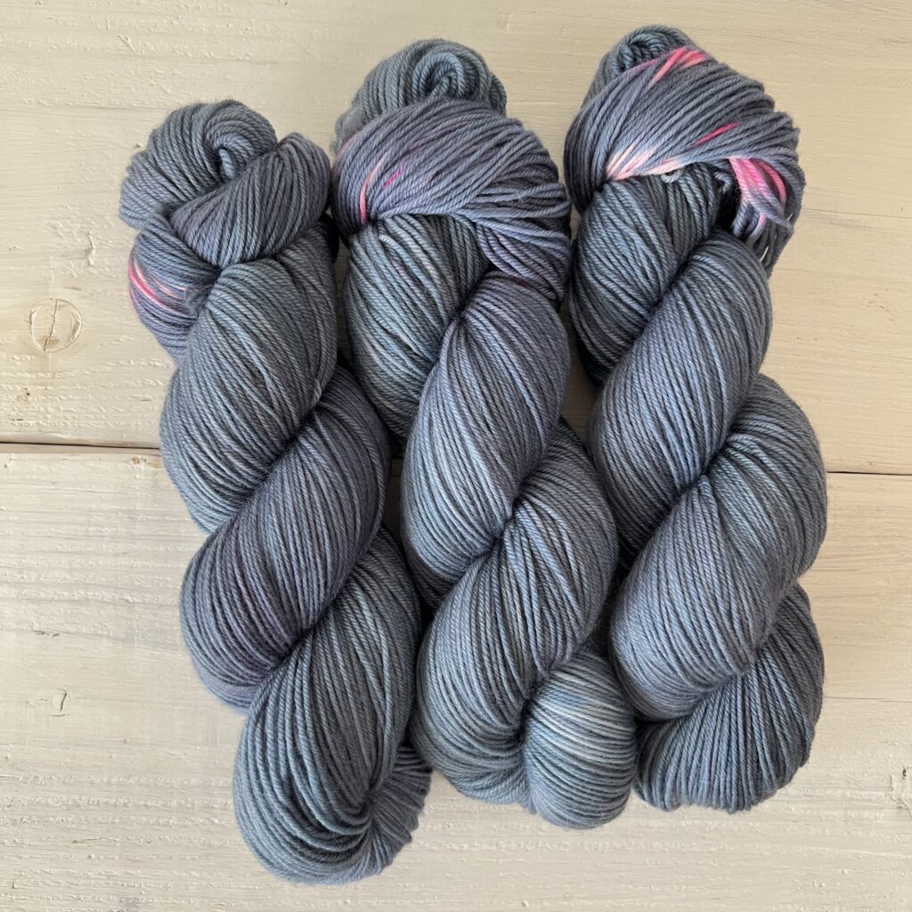 表情のあるネイビーカラーの手染め毛糸のカセ全体