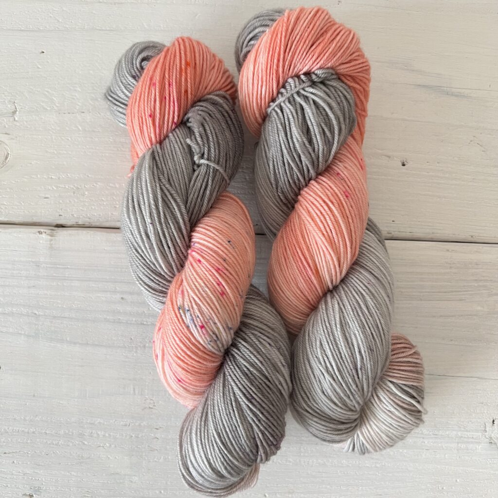 ピンクグレーの手染め毛糸のカセ全体