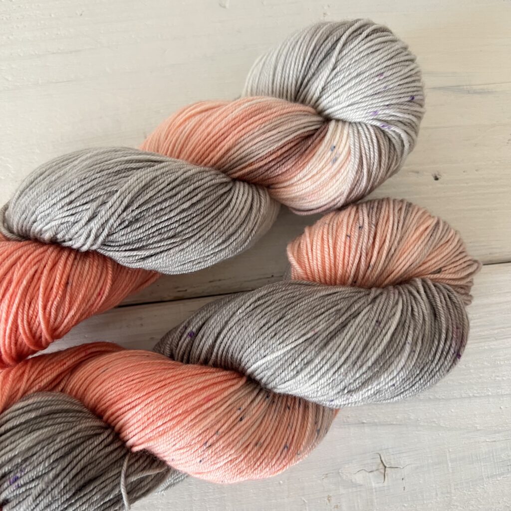 手染め毛糸のスペックルやグラデーションが見えるアップ