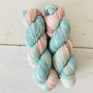 ピンクブルーの手染め毛糸のカセ全体