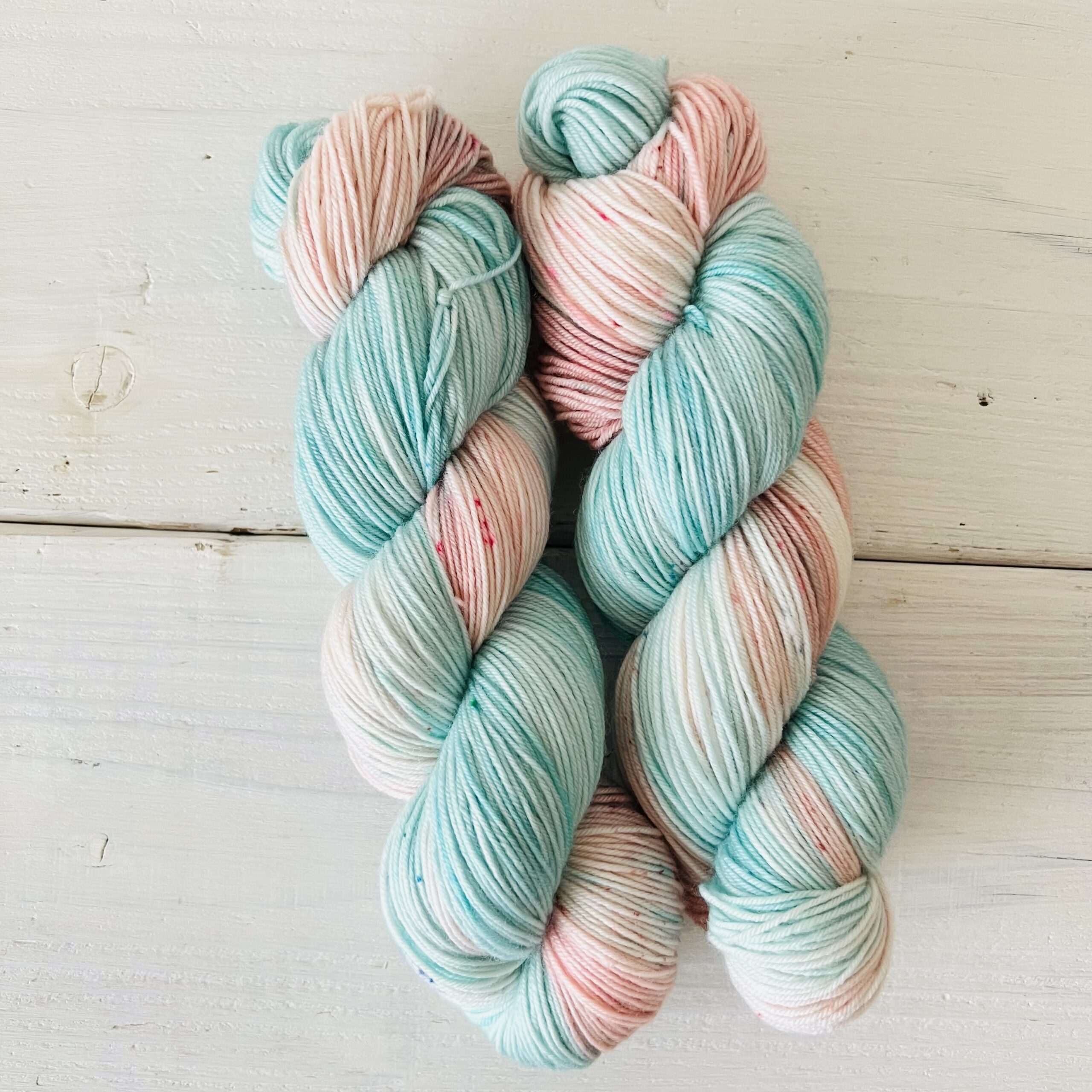 ピンクブルーの手染め毛糸のカセ全体