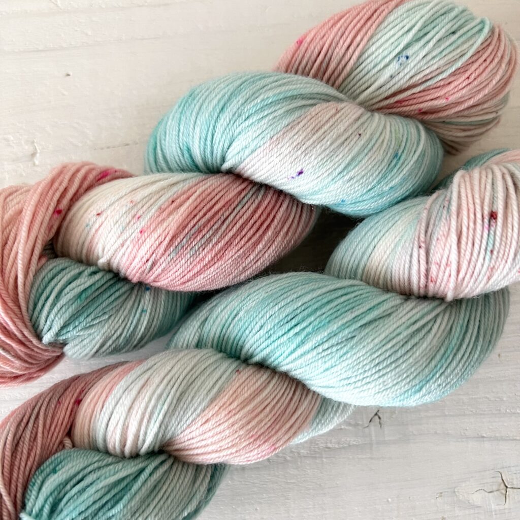 うすいモーブピンク手染め毛糸のスペックルやグラデーションが見えるアップ