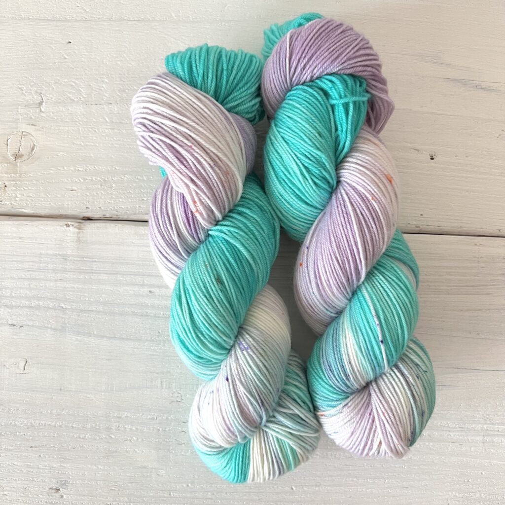 エメラルドグリーンの手染め毛糸のカセ全体