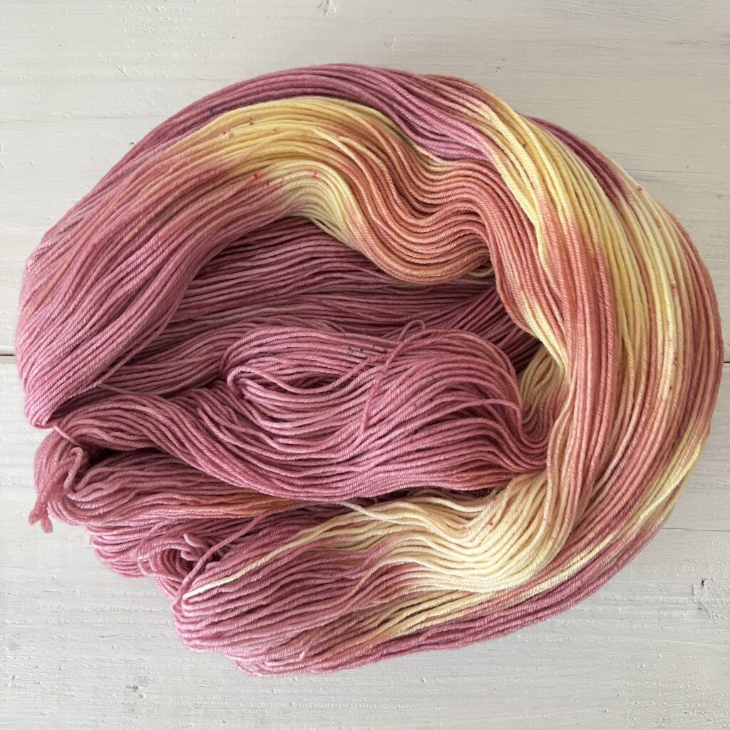 ダークモーブ色グラデーションの手染め毛糸のカセをほどいた色の入り方