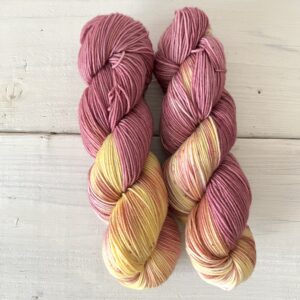 くすみピンクイエローの手染め毛糸のカセ全体