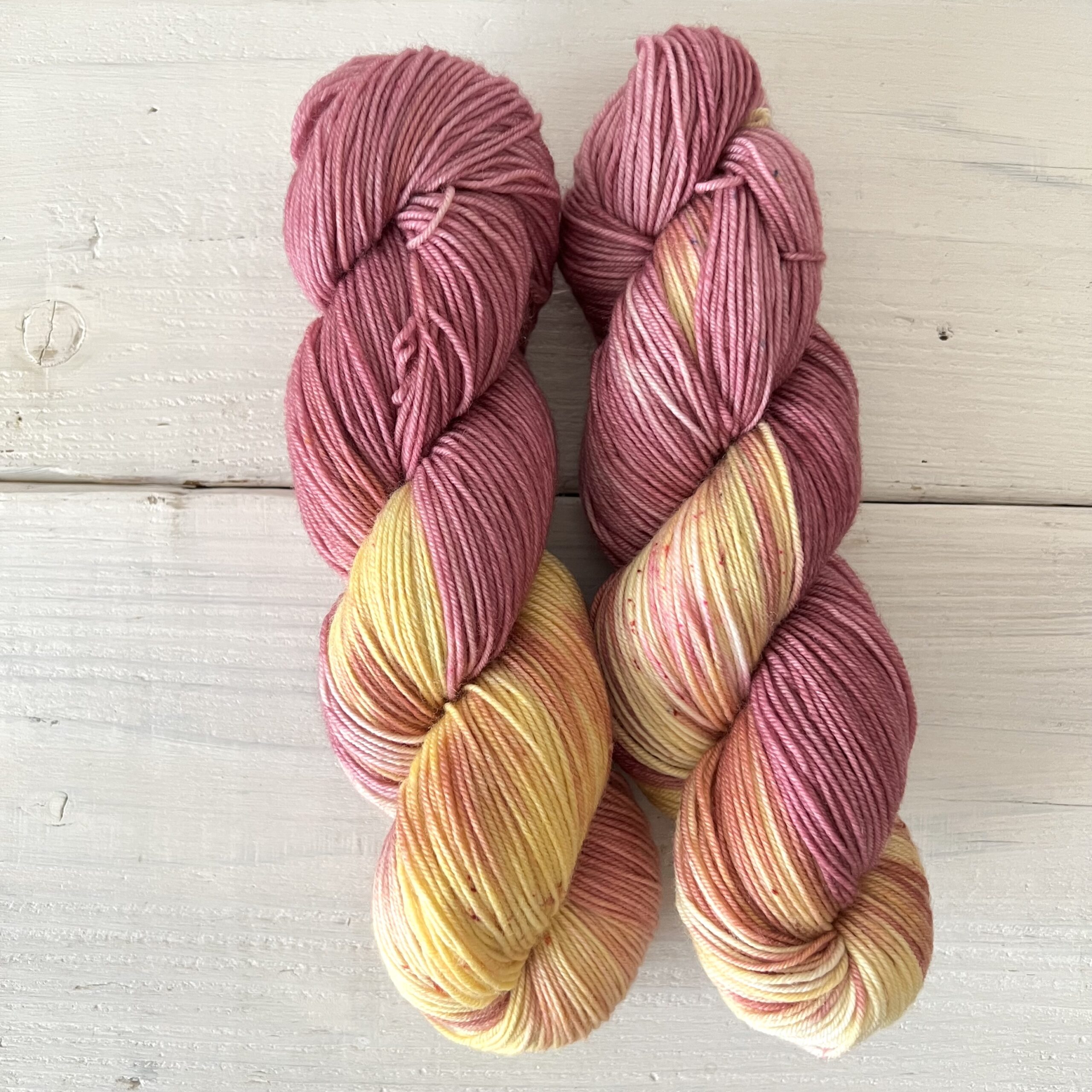 くすみピンクイエローの手染め毛糸のカセ全体