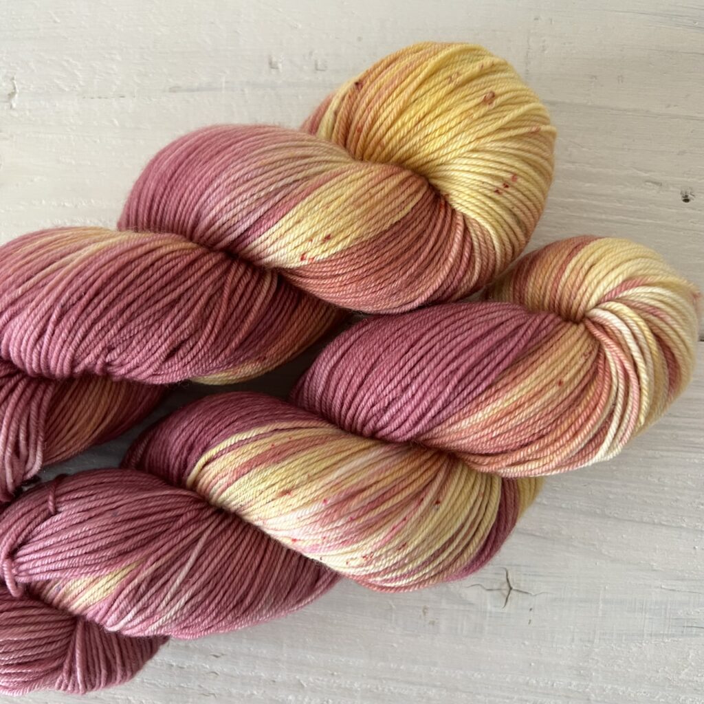 イエローピンクカラーの手染め毛糸のスペックルやグラデーションが見えるアップ