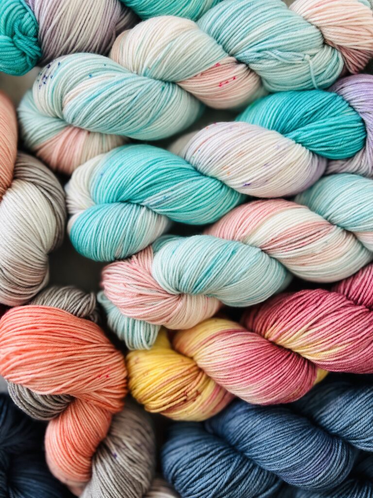 スペックルにフォーカスした手染め毛糸のかせ