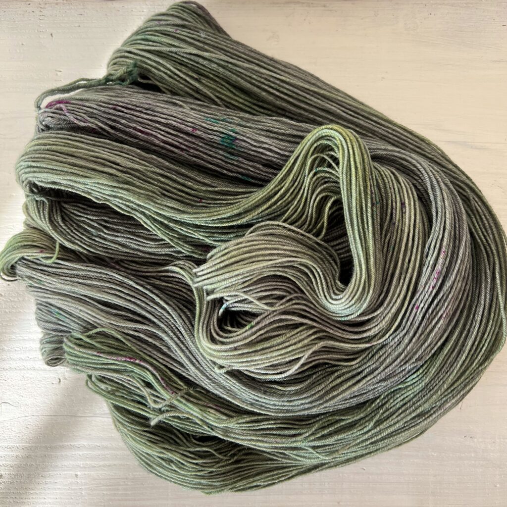 カーキグレーの手染め毛糸のカセをほどいた色の入り方