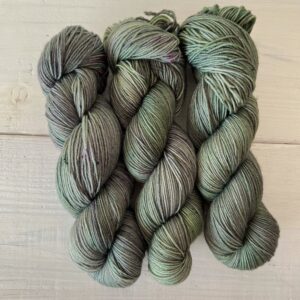 カーキグレーの手染め毛糸のカセ全体