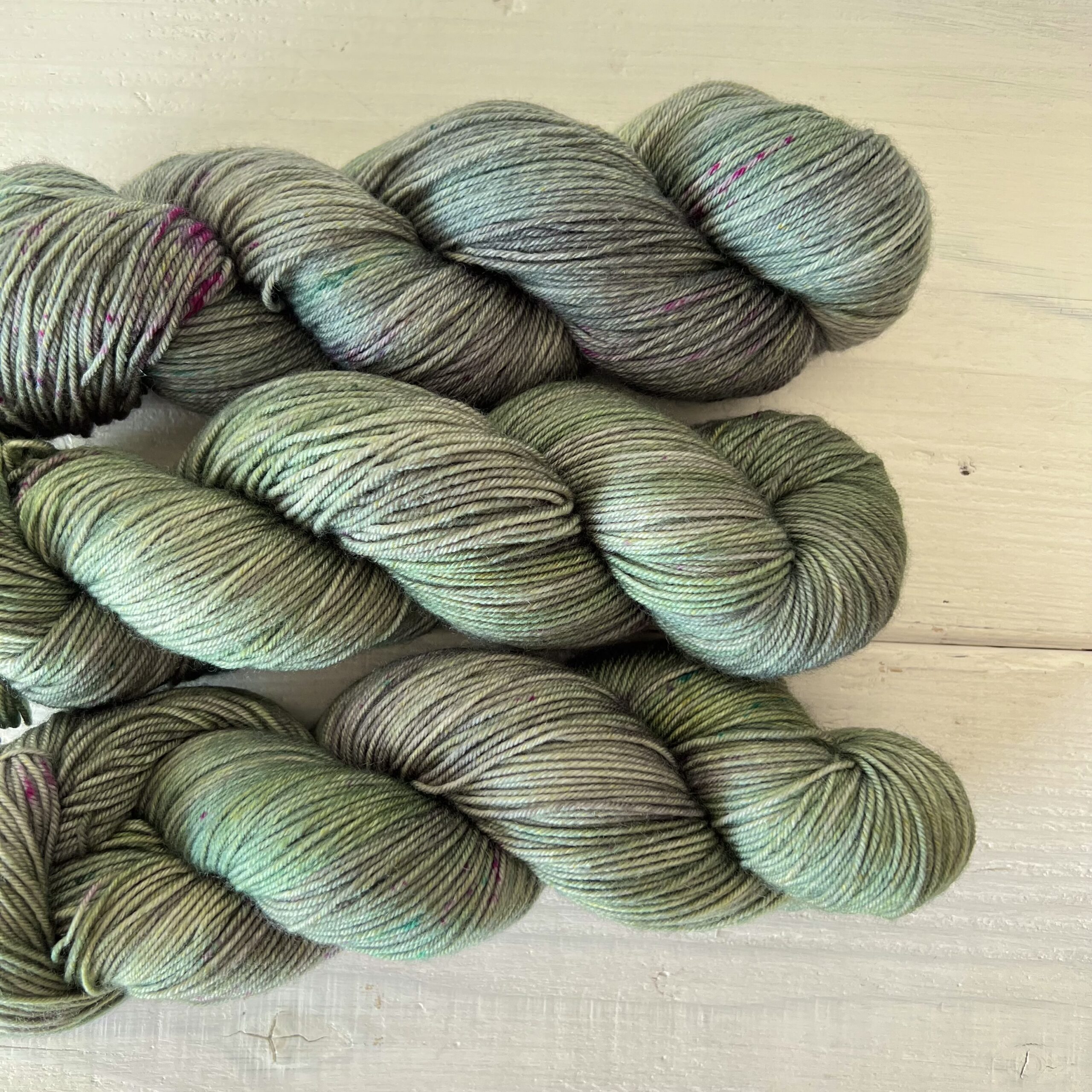 カーキグレー手染め毛糸のスペックルやグラデーションが見えるアップ