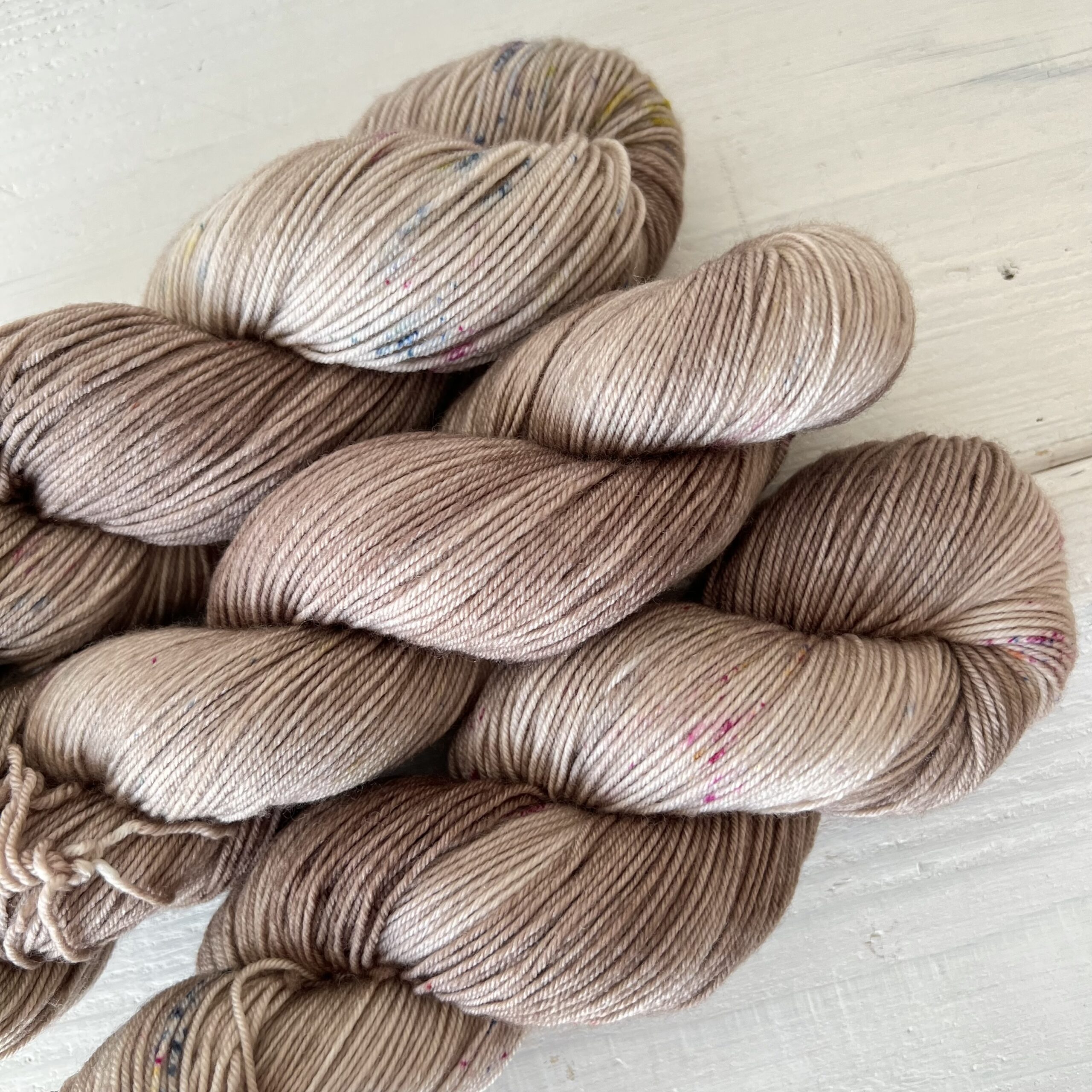 ベージュグレー手染め毛糸のスペックルが見えるアップ