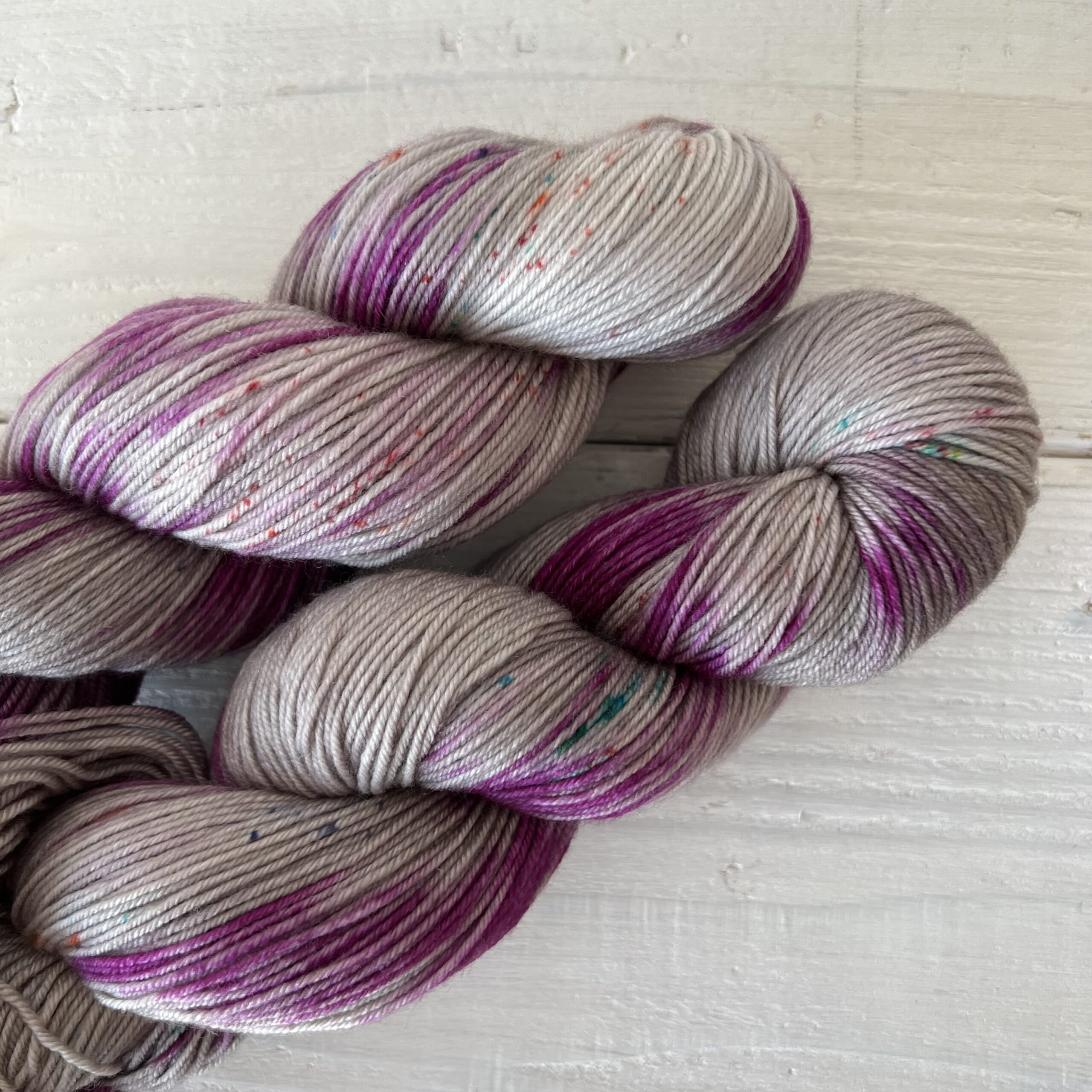 パープルグレーの手染め毛糸のスペックルやグラデーションが見えるアップ