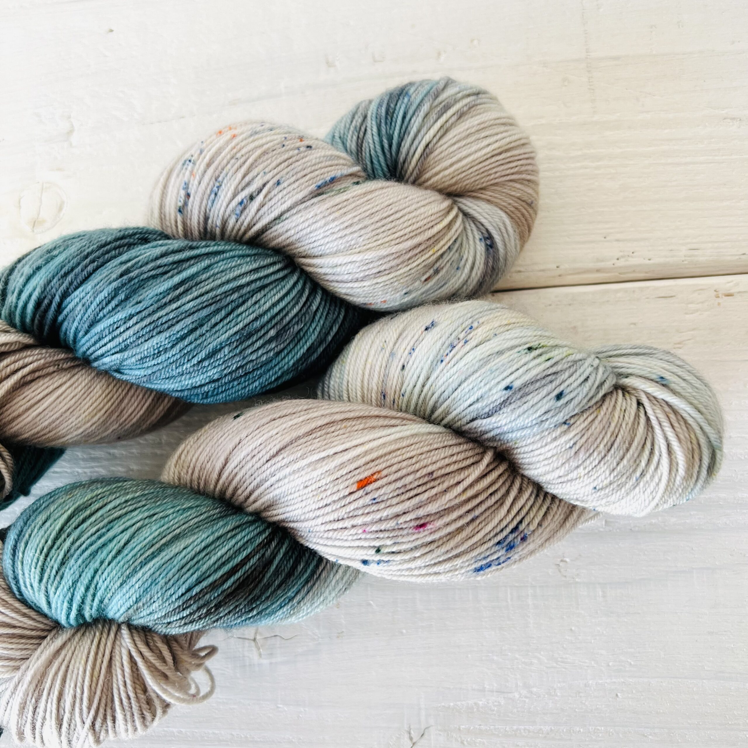 ティールグレーの手染め毛糸のスペックルやグラデーションが見えるアップ