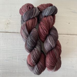 濃い赤とダークグレーの手染め毛糸のカセ全体