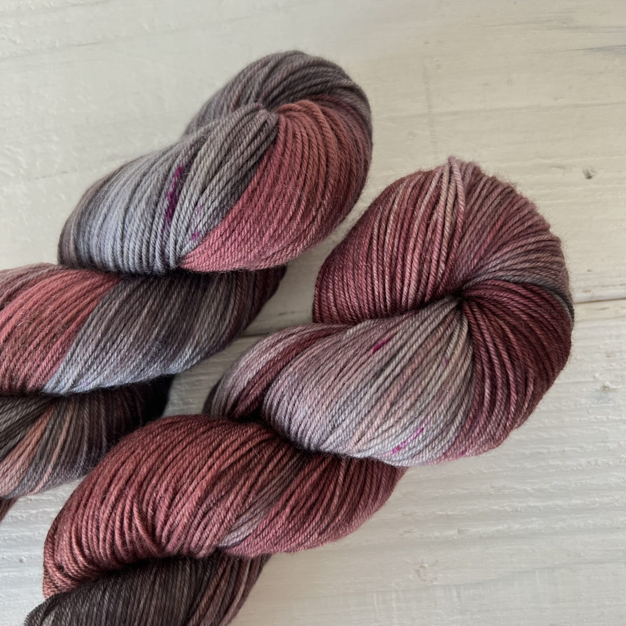 バーガンディーグレーの手染め毛糸のスペックルやグラデーションが見えるアップ