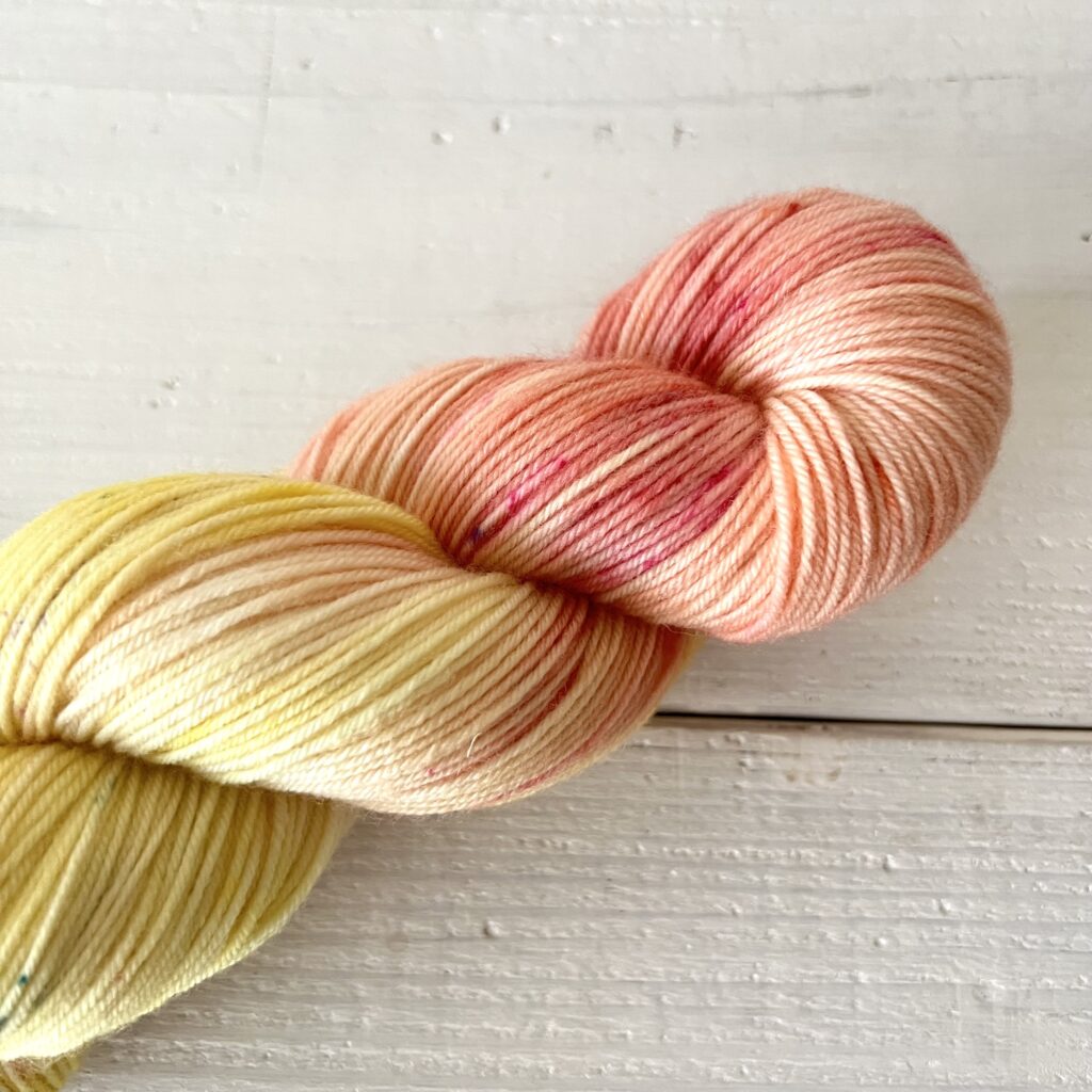 ライトイエロー手染め毛糸のスペックルやグラデーションが見えるアップ