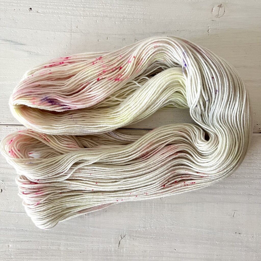 レッドオレンジ、スモーキーイエローなどの手染め毛糸のカセをほどいた色の入り方