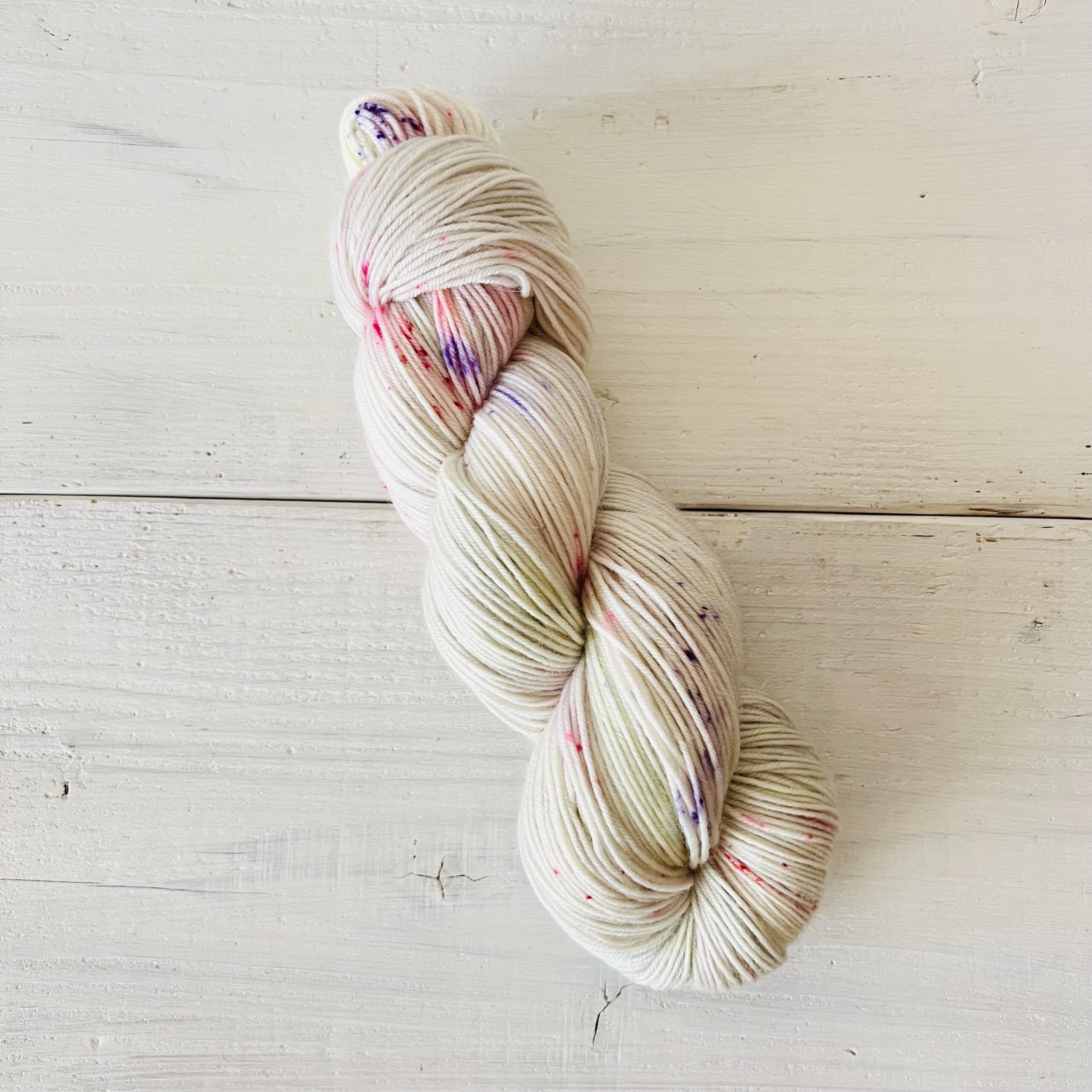白ベースのニュアンスカラー手染め毛糸のカセ全体