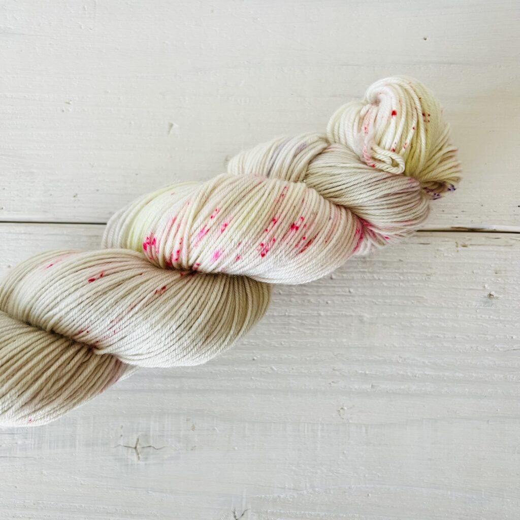 ニュアンスグレーホワイト手染め毛糸のお花のようなスペックルやグラデーションが見えるアップ