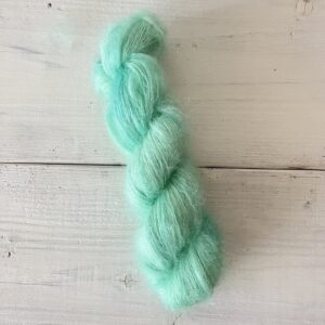 淡いミントグリーンの手染めモヘア毛糸のカセ全体
