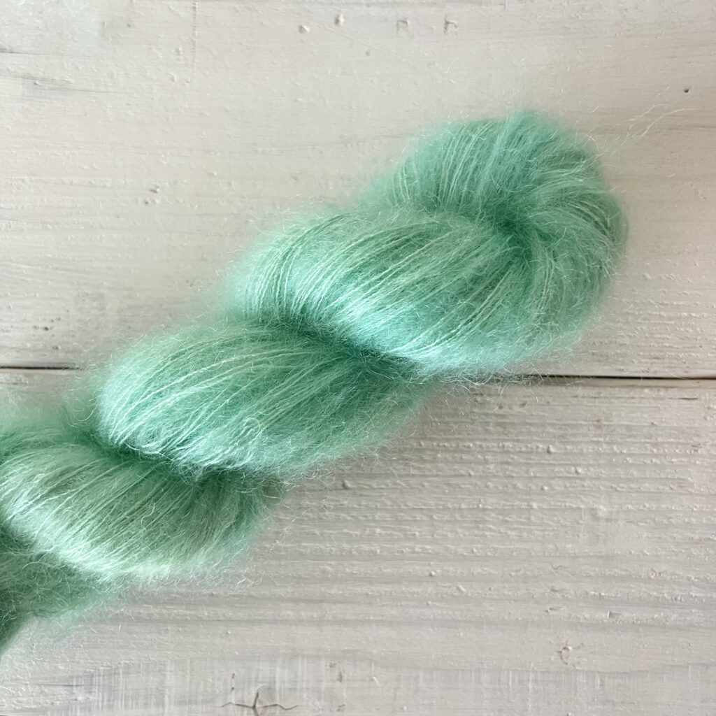 淡いミント色のモヘア毛糸のゆらぎが見えるアップ