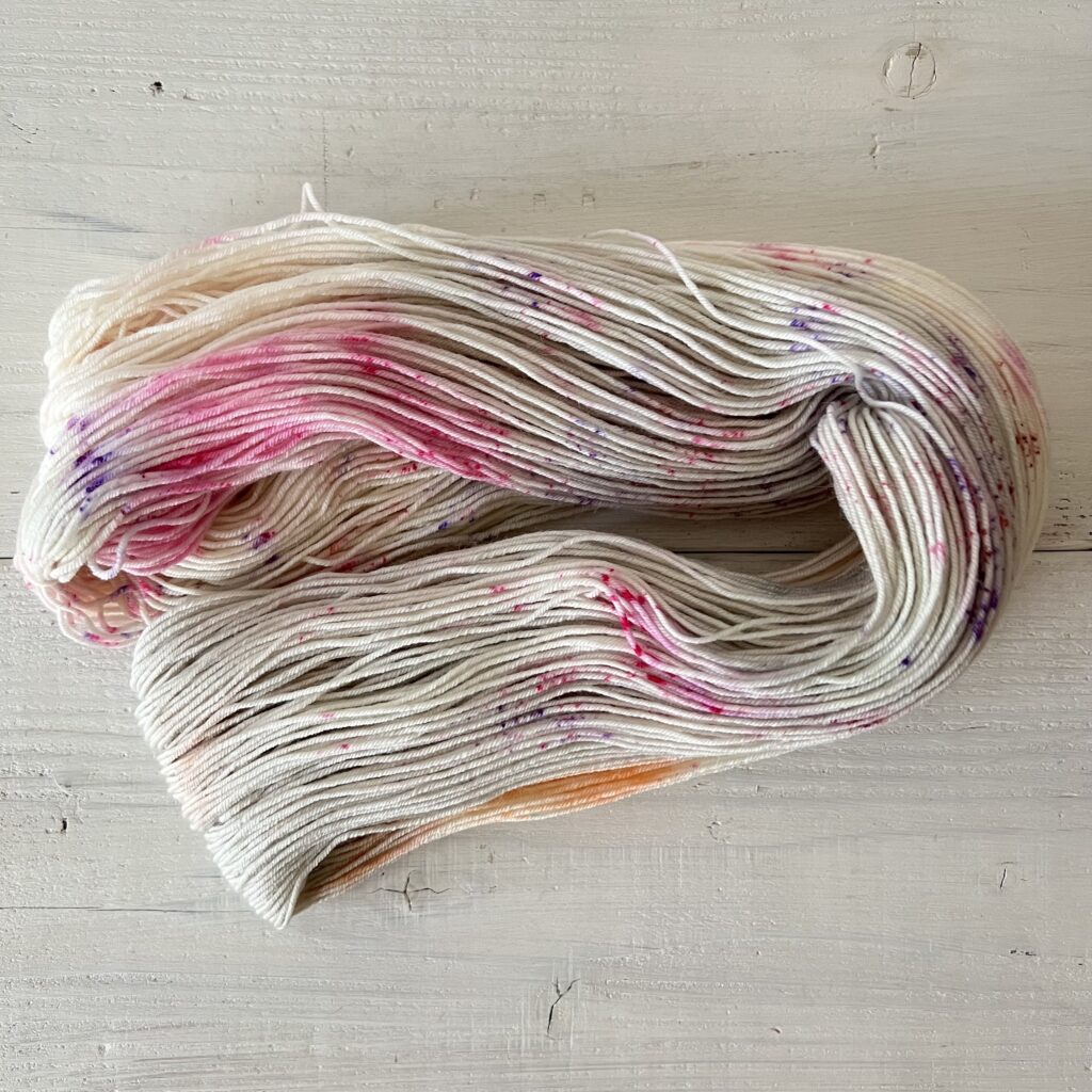 カラフルなスペックルがいっぱいのグラデーションの手染め毛糸のカセをほどいた色の入り方