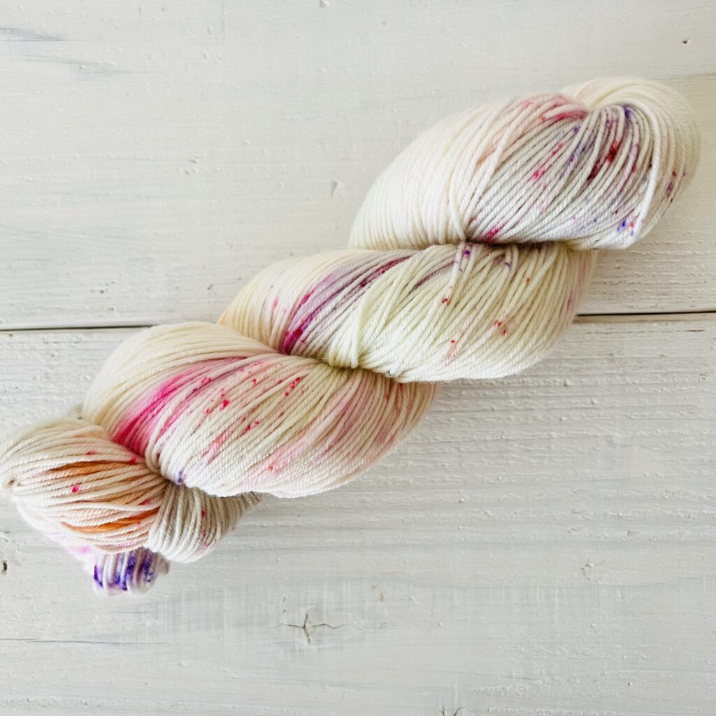 キャンディカラー手染め毛糸のスペックルやグラデーションが見えるアップ