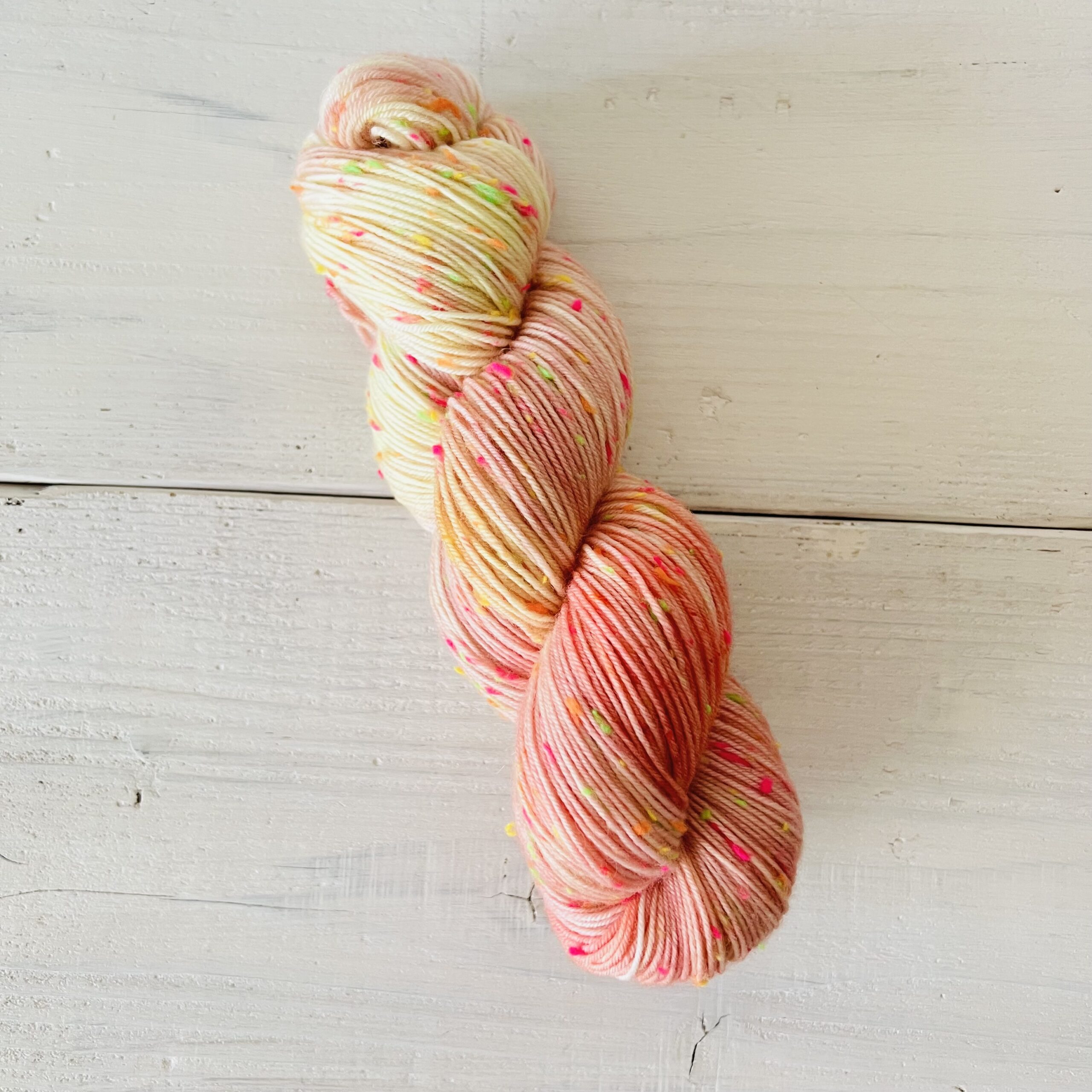 くすみパステルカラーの手染め毛糸のカセ全体