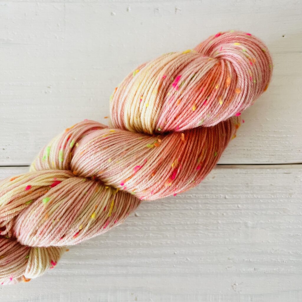 ピンクイエローカラー手染め毛糸のネオンネップやグラデーションが見えるアップ