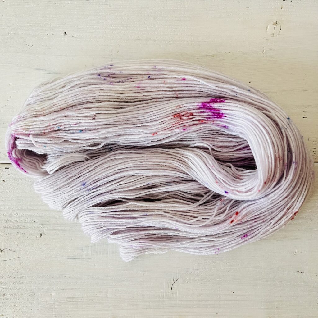 ラベンダーの手染め毛糸のカセをほどいた色の入り方