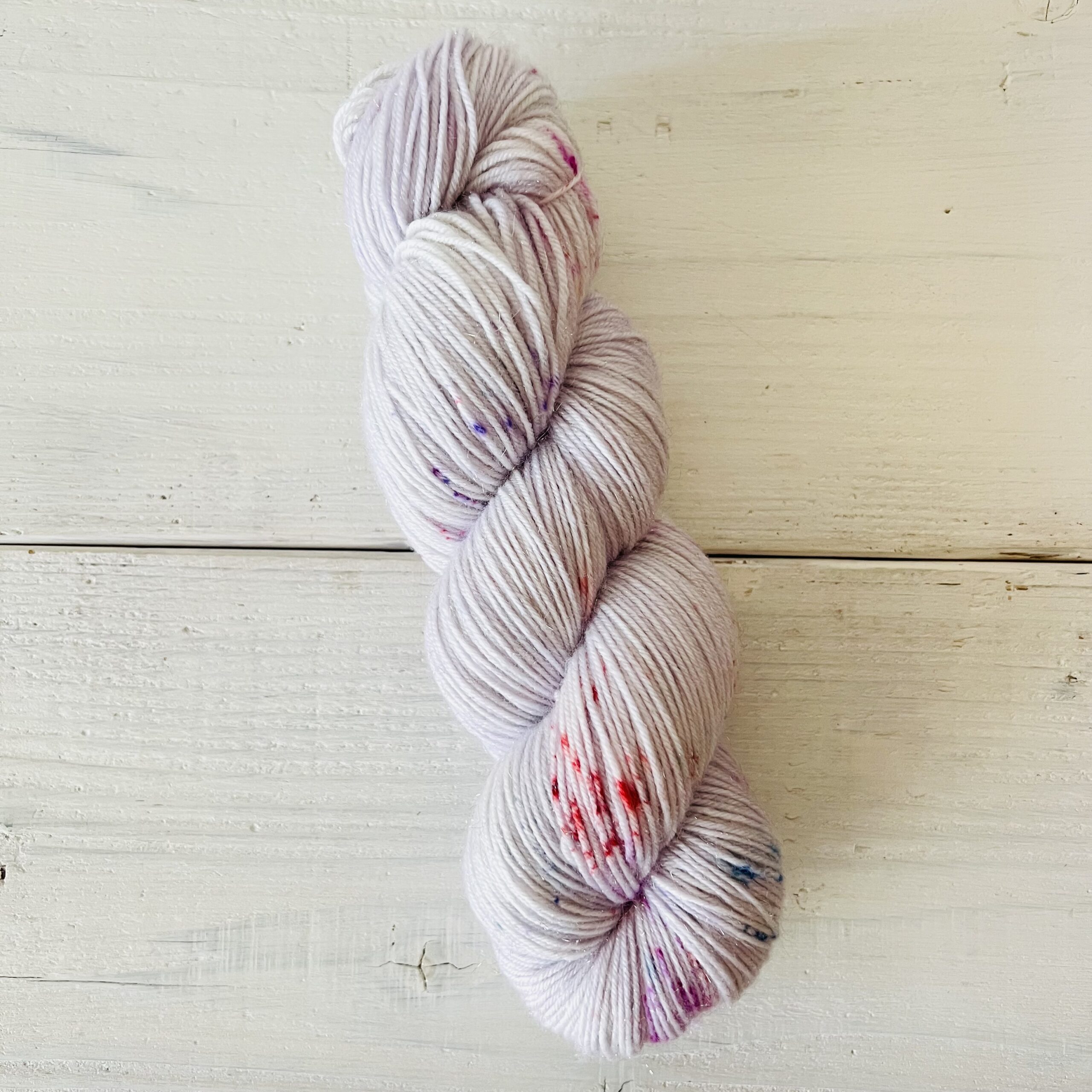 ラベンダー色の手染め毛糸のカセ全体