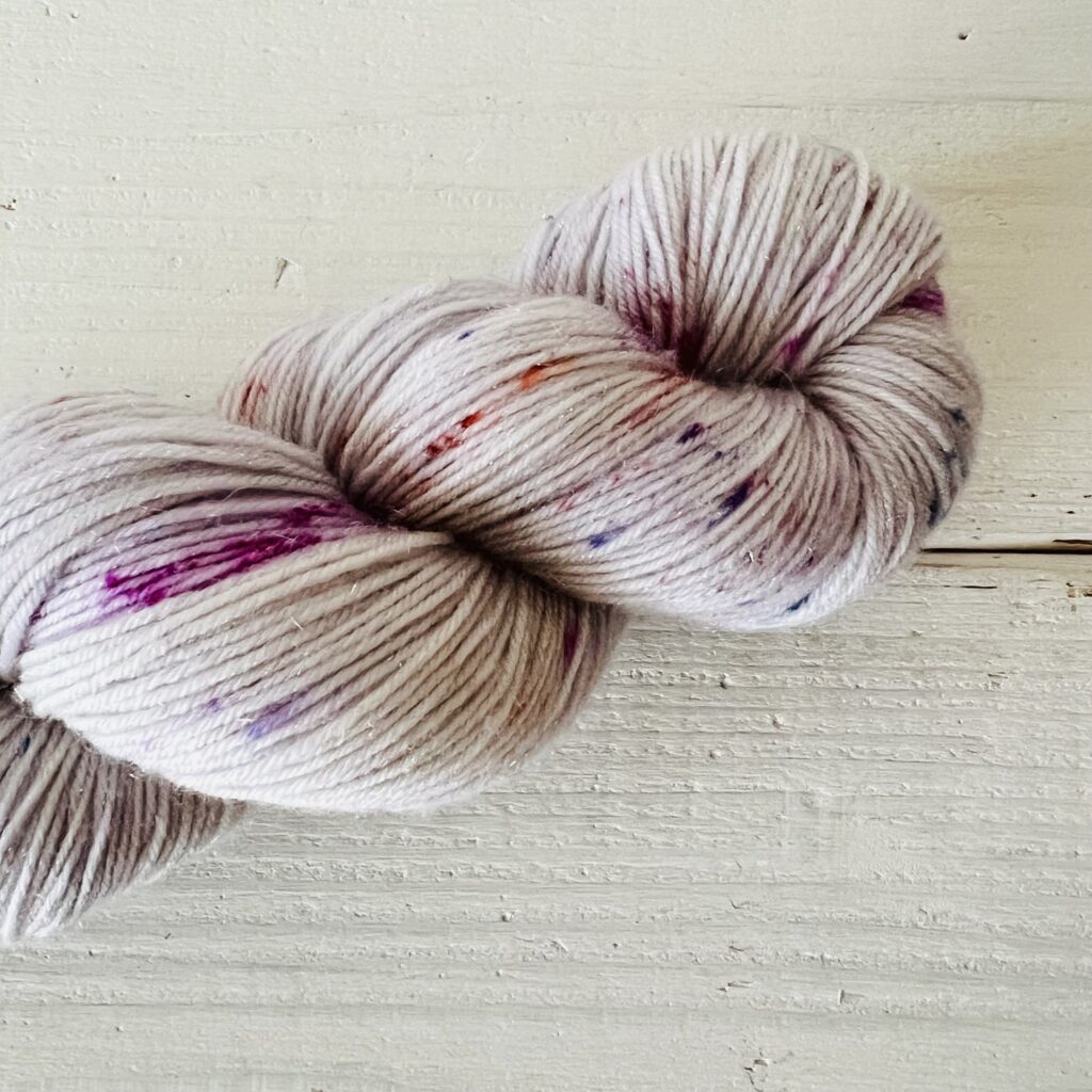 ラベンダーカラー手染め毛糸のスペックルやグラデーションが見えるアップ