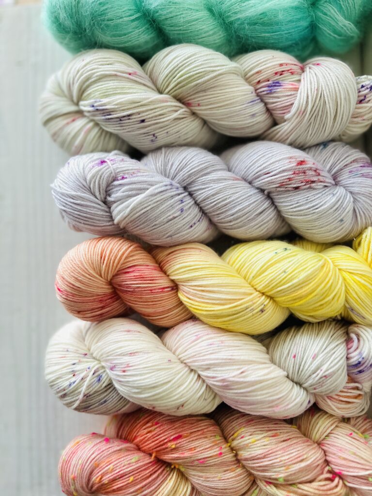 スペックルにフォーカスした手染め毛糸のかせ