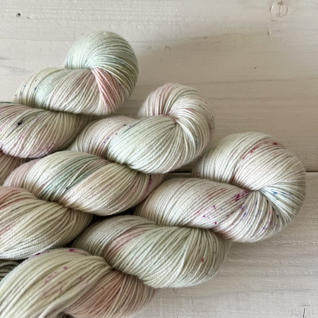 くすみカラー手染め毛糸のスペックルやグラデーションが見えるアップ