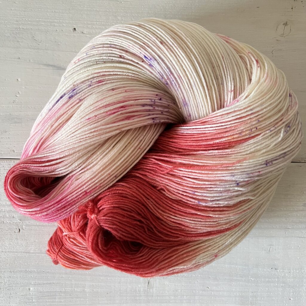 ハイビスカスレッド~クリームホワイトの手染め毛糸のカセをほどいた色の入り方
