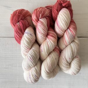 赤と白の手染め毛糸のカセ全体