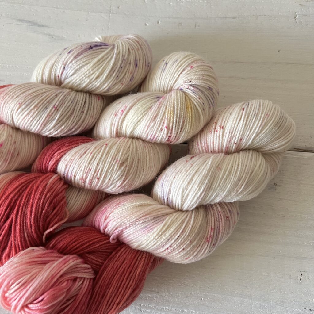 紅白手染め毛糸のスペックルやグラデーションが見えるアップ