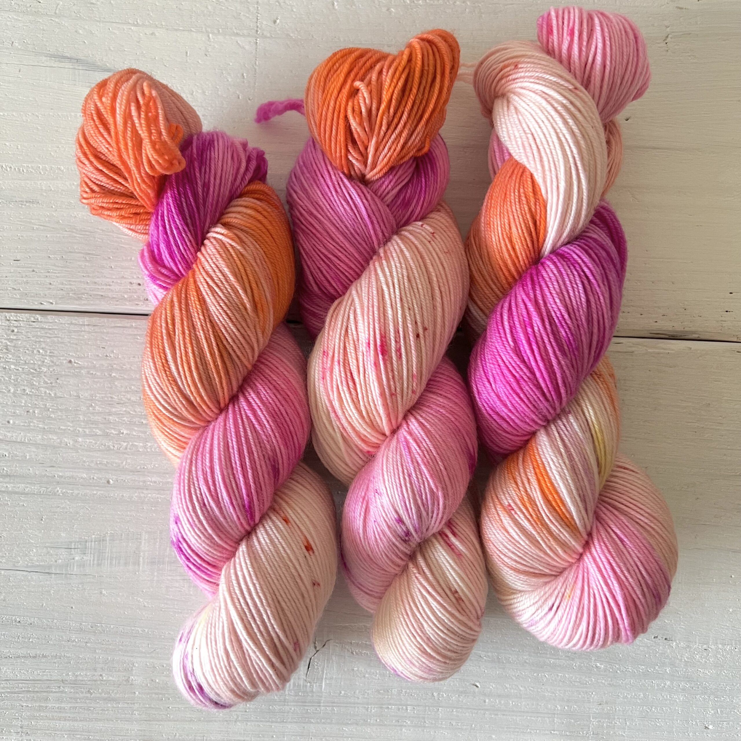 キャンディーカラーの手染め毛糸のカセ全体