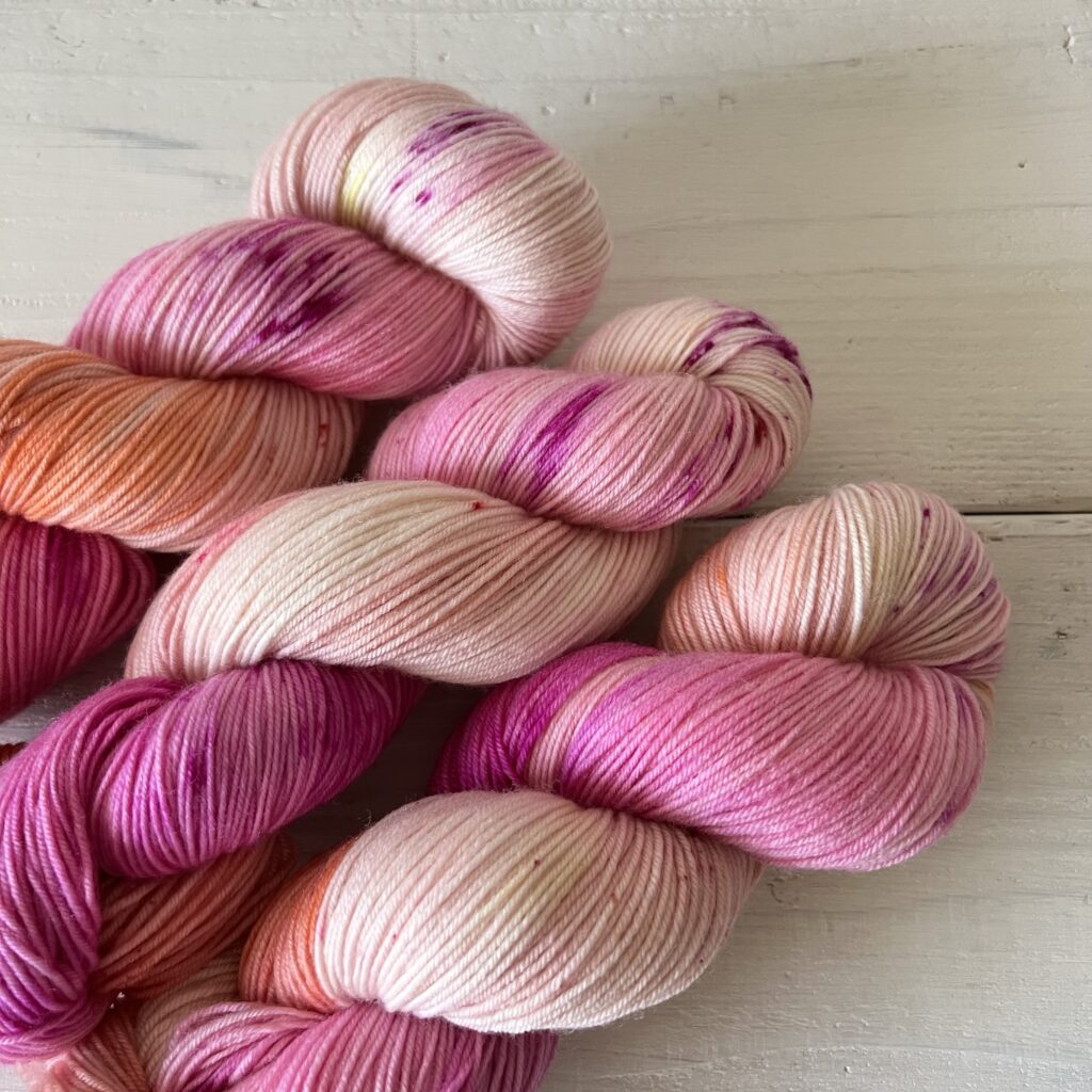 キャンディカラー手染め毛糸のスペックルやグラデーションが見えるアップ