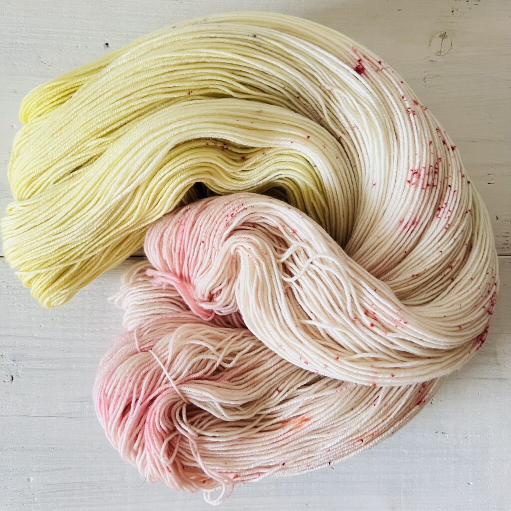 ピンクやイエローグラデーションの手染め毛糸のカセをほどいた色の入り方