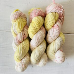 パステルイエローピンクカラーの手染め毛糸のカセ全体