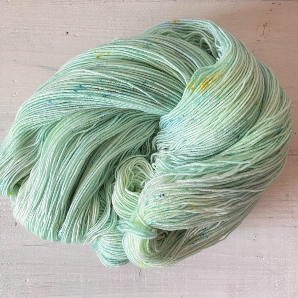 やわらかミント色の手染め毛糸のカセをほどいた色の入り方