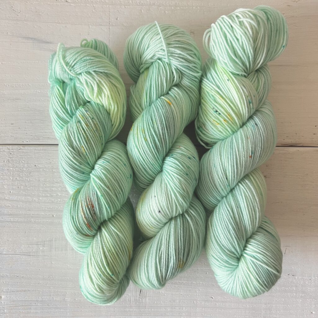やわらかミントカラーの手染め毛糸のカセ全体
