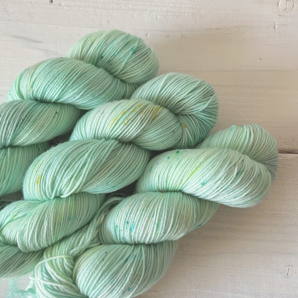 手染め毛糸のスペックルやグラデーションが見えるアップ