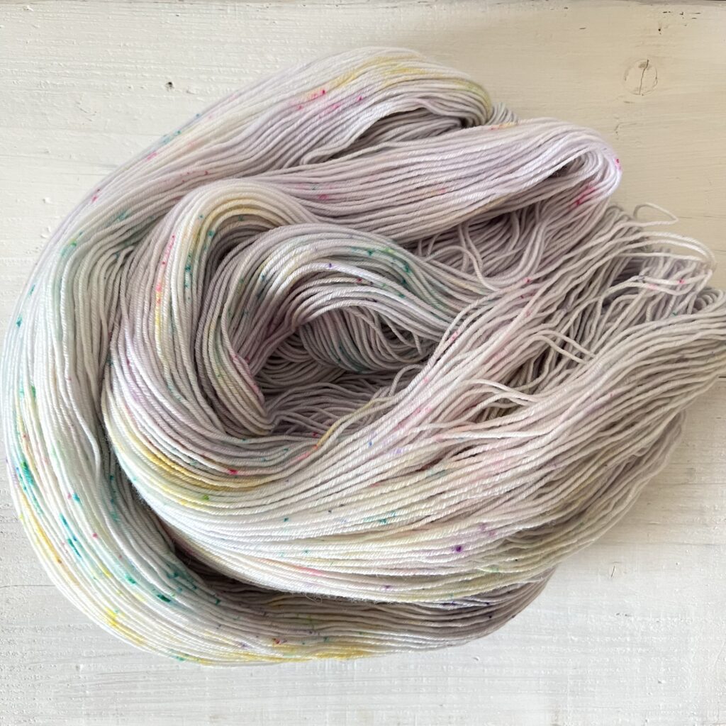 ラベンダーグラデーションの手染め毛糸のカセをほどいた色の入り方