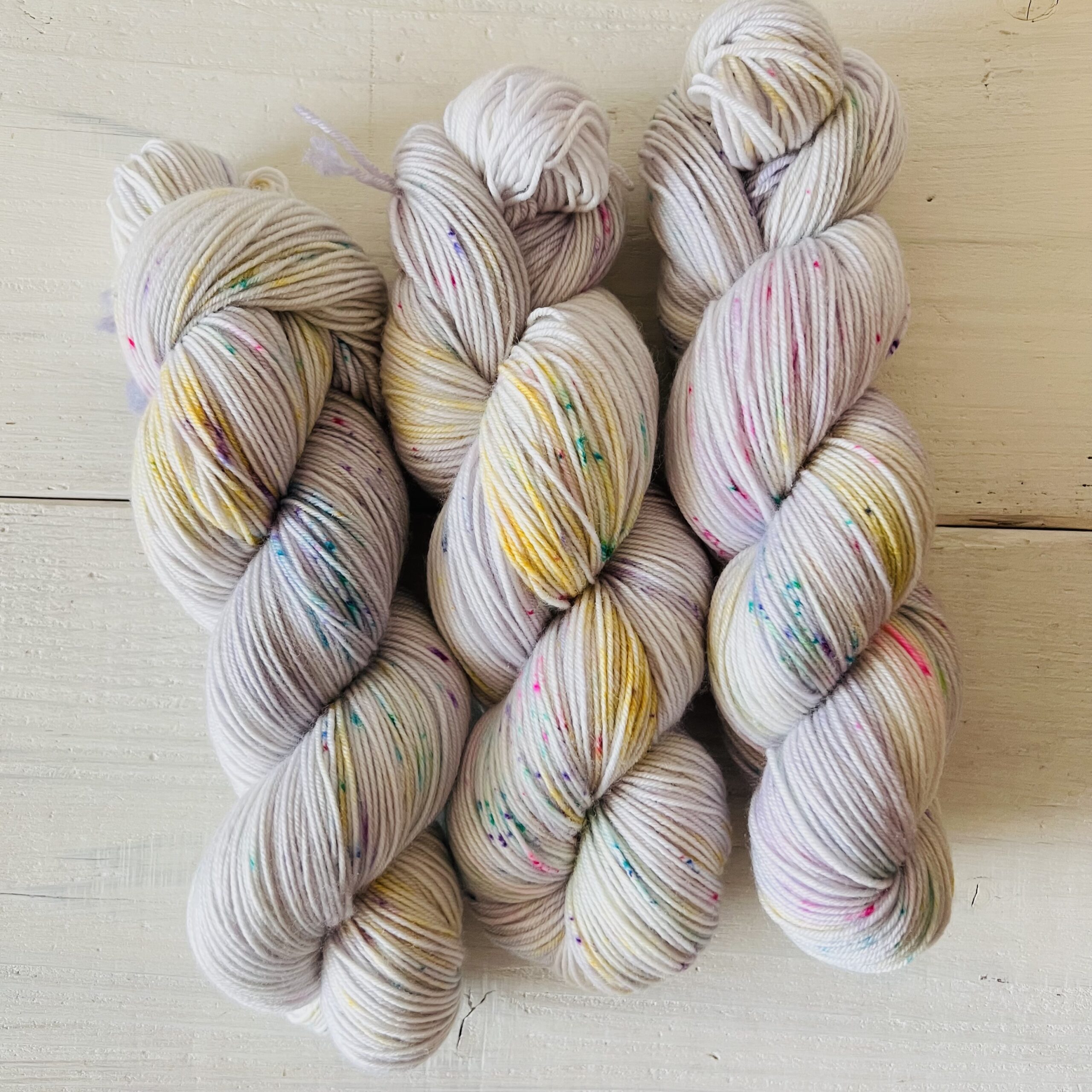 薄いくすみパープルの手染め毛糸のカセ全体